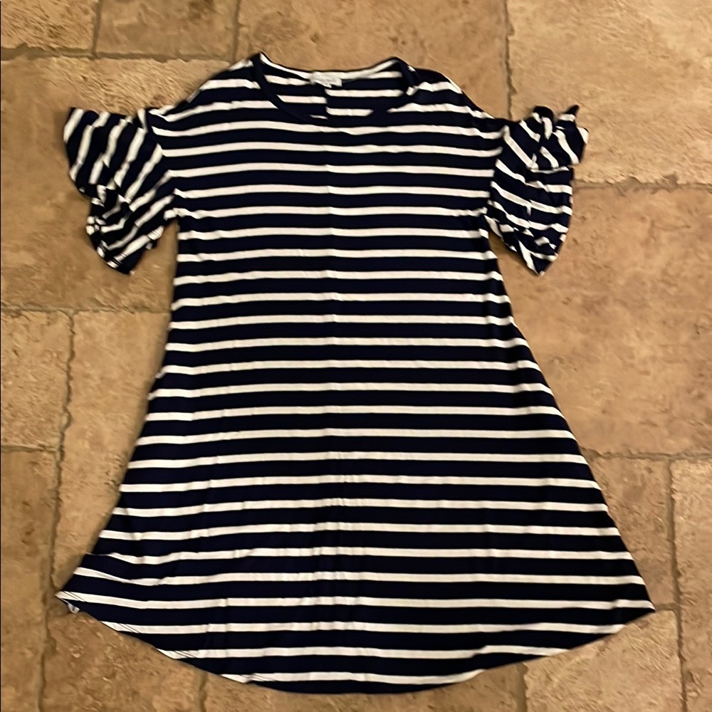Soft knit dress, frilly sleeves, pockets!